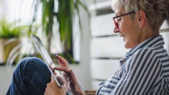 An older lady on her iPad planning for her retirement